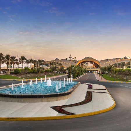 אבו דאבי Officers Club & Hotel מראה חיצוני תמונה The entrance of the resort
