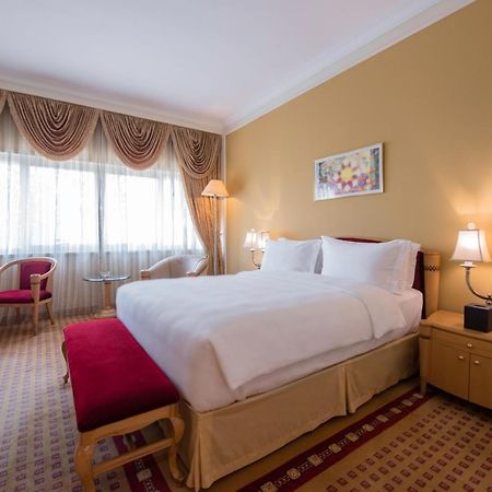 אבו דאבי Officers Club & Hotel מראה חיצוני תמונה A room at the hotel