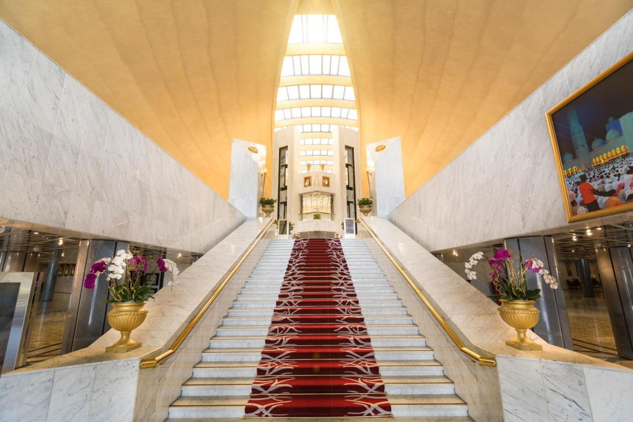 אבו דאבי Officers Club & Hotel מראה חיצוני תמונה The staircase of the hotel