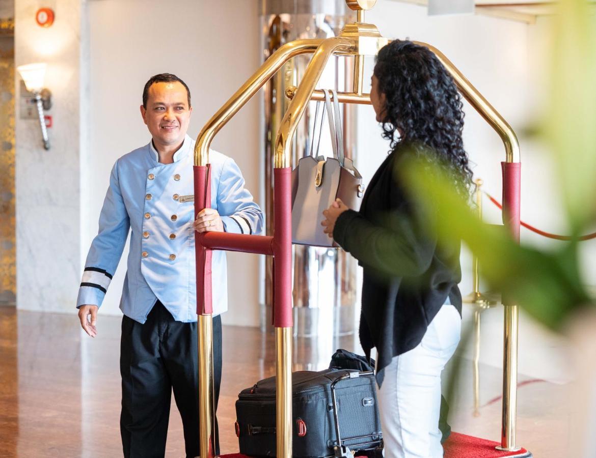אבו דאבי Officers Club & Hotel מראה חיצוני תמונה A bellboy at work