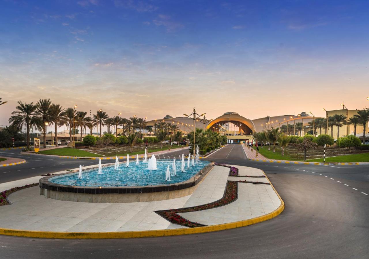 אבו דאבי Officers Club & Hotel מראה חיצוני תמונה The entrance of the resort