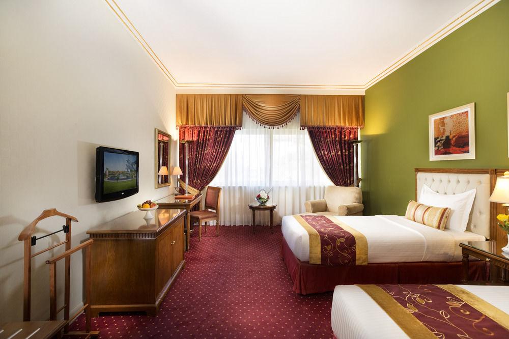 אבו דאבי Officers Club & Hotel מראה חיצוני תמונה A room at the hotel