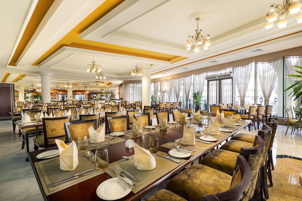 אבו דאבי Officers Club & Hotel מראה חיצוני תמונה The restaurant