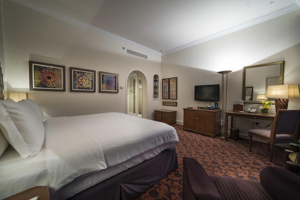 אבו דאבי Officers Club & Hotel מראה חיצוני תמונה A room at the hotel