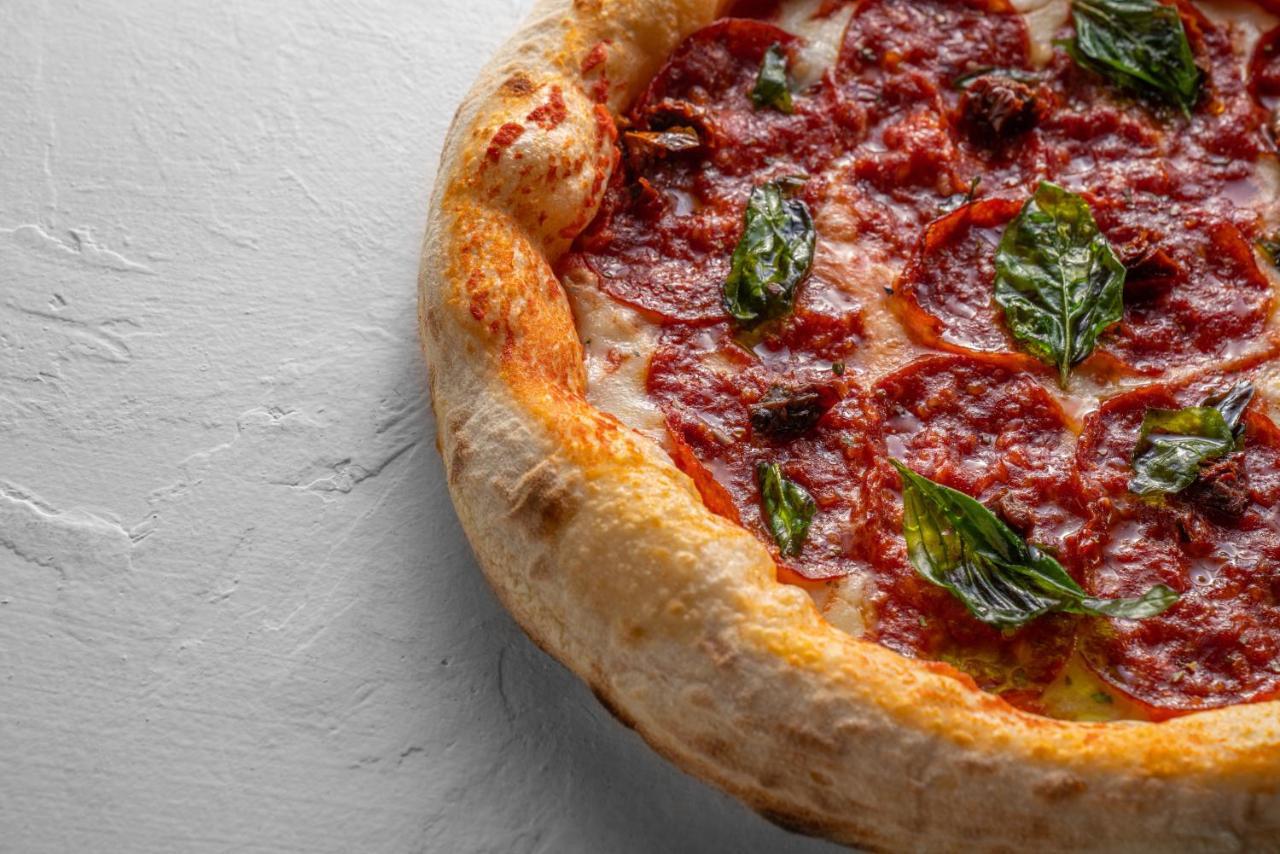 אבו דאבי Officers Club & Hotel מראה חיצוני תמונה A deep-dish pizza