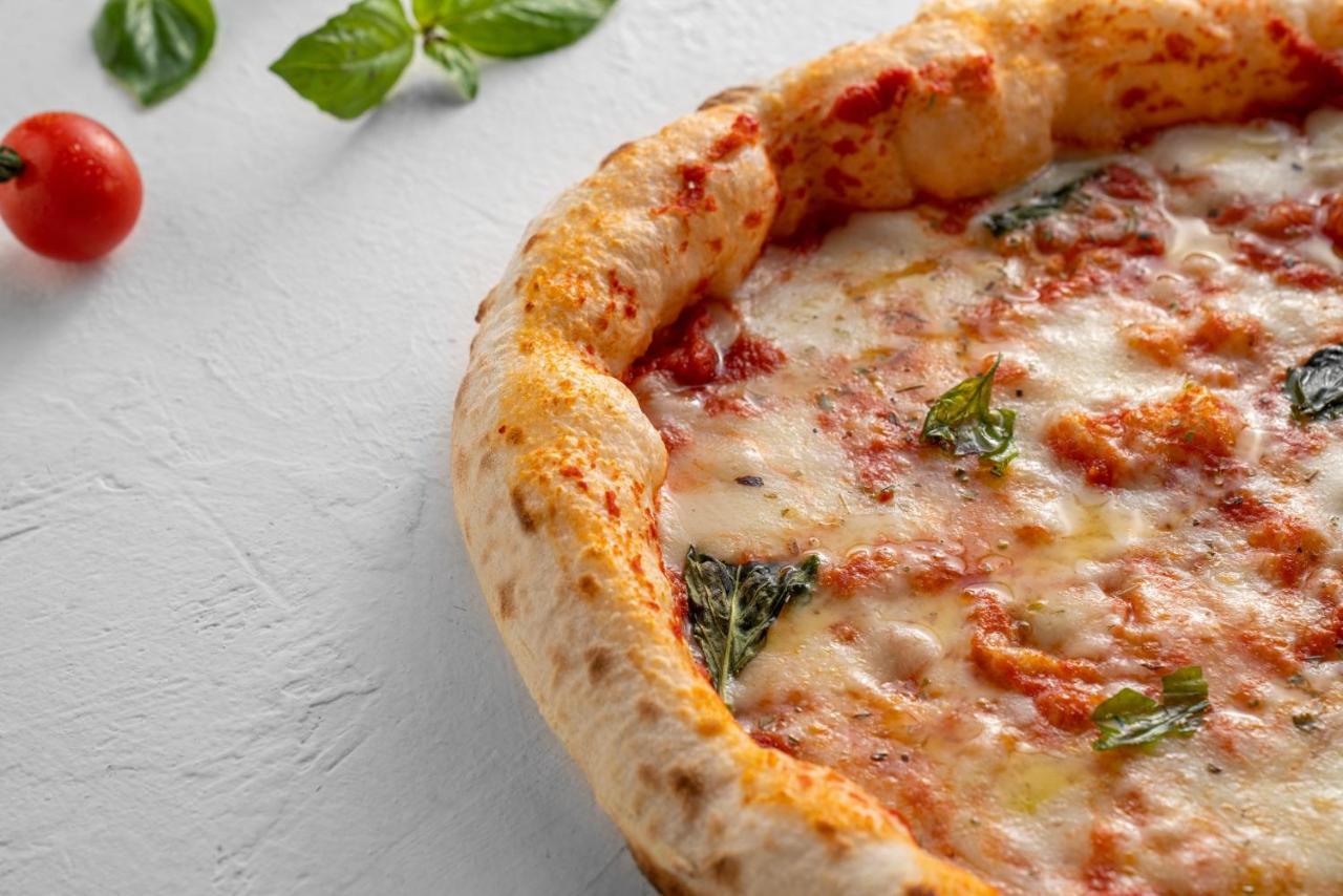 אבו דאבי Officers Club & Hotel מראה חיצוני תמונה A pizza with a deep-dish crust