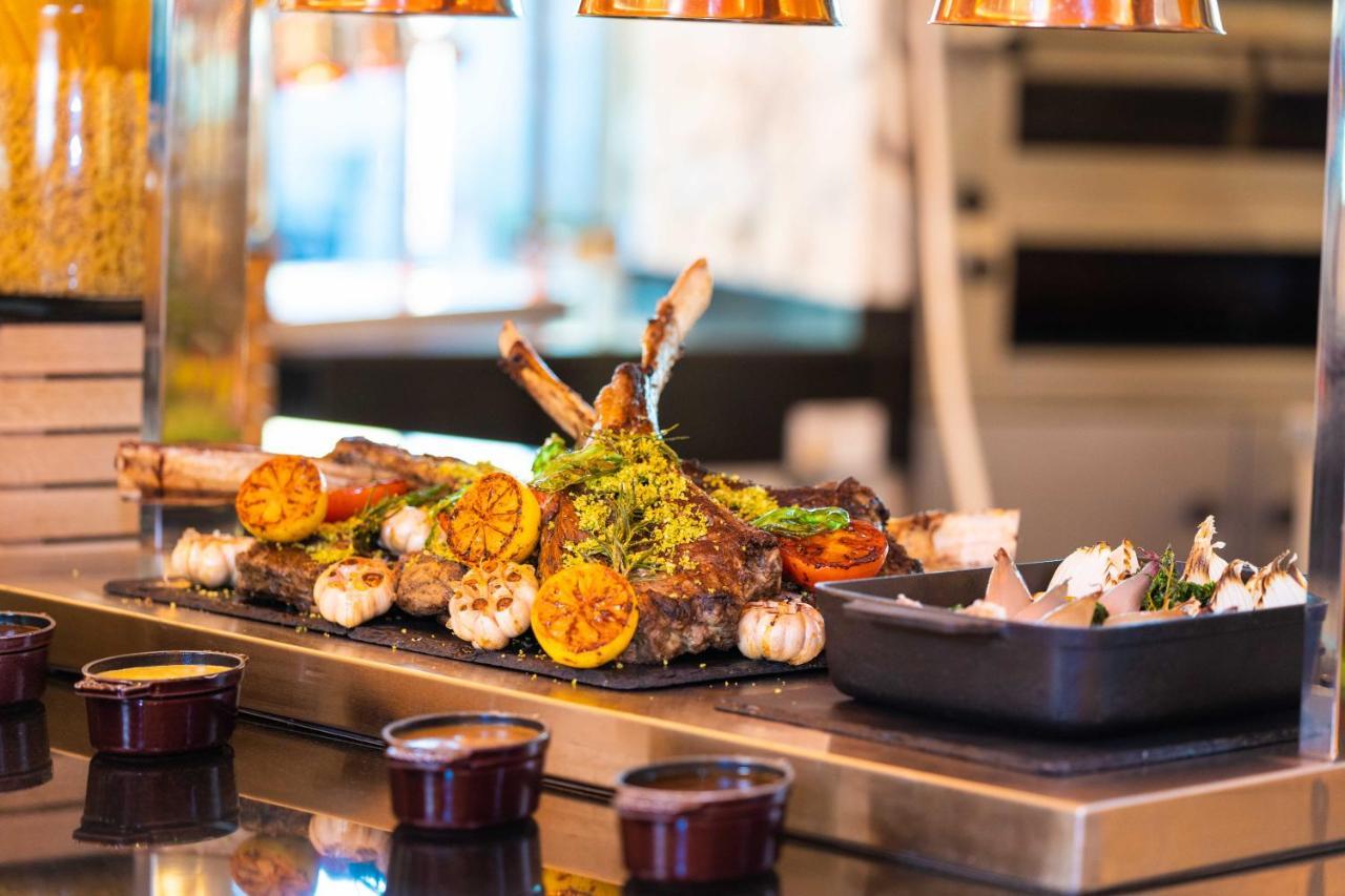 אבו דאבי Officers Club & Hotel מראה חיצוני תמונה A selection of grilled meat and vegetables