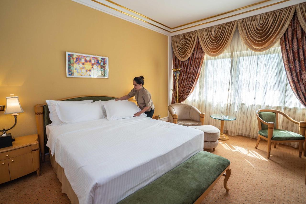 אבו דאבי Officers Club & Hotel מראה חיצוני תמונה A chambermaid making a bed in a hotel room