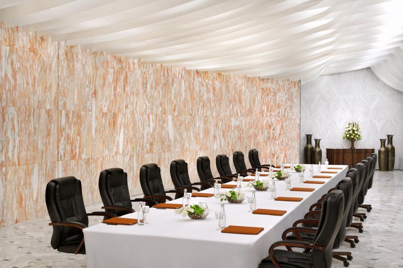 אבו דאבי Officers Club & Hotel מראה חיצוני תמונה A meeting room