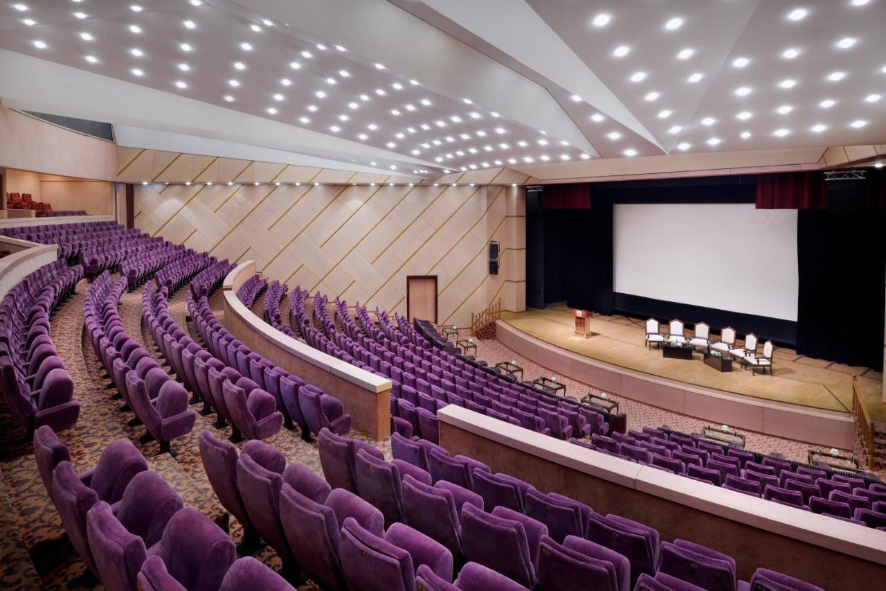 אבו דאבי Officers Club & Hotel מראה חיצוני תמונה The Auditorium