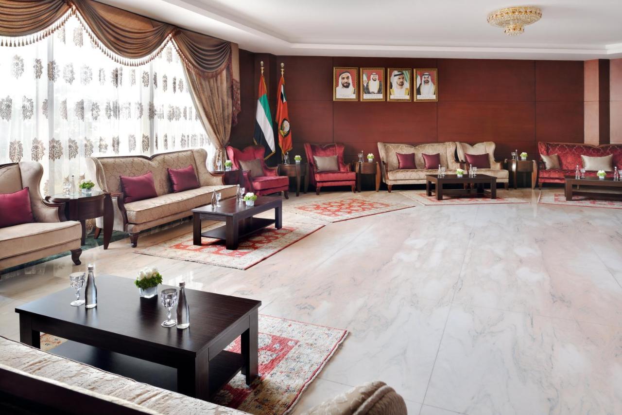 אבו דאבי Officers Club & Hotel מראה חיצוני תמונה The interior of the residence