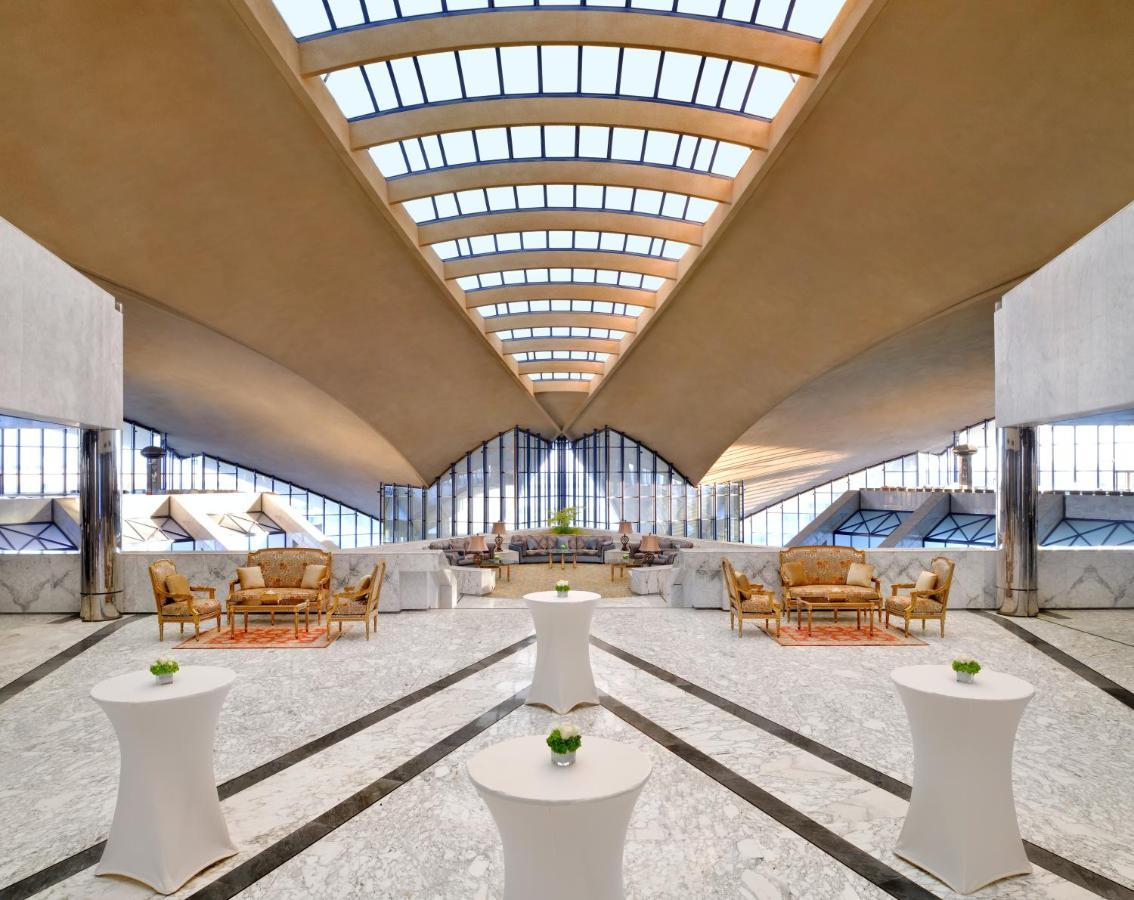 אבו דאבי Officers Club & Hotel מראה חיצוני תמונה The lobby of the hotel