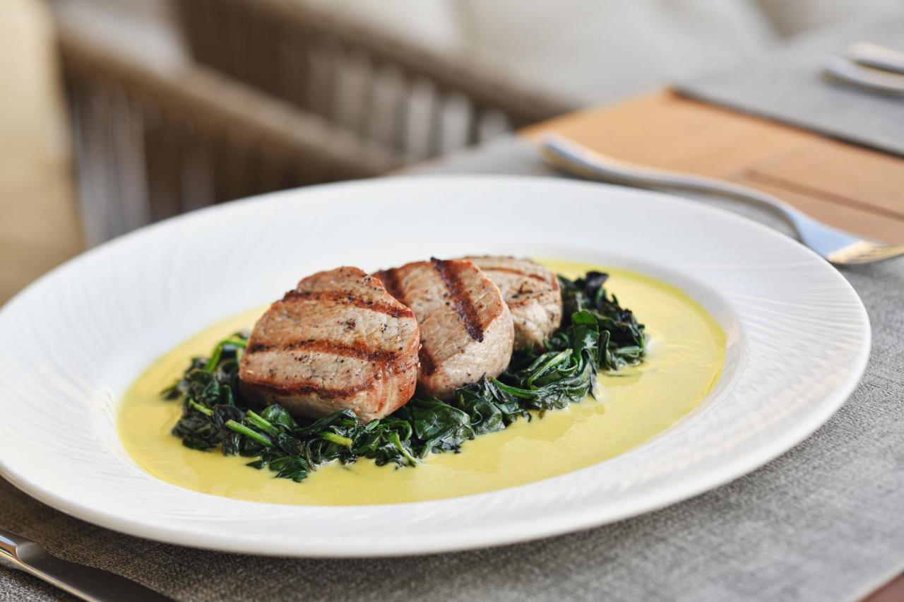 אבו דאבי Officers Club & Hotel מראה חיצוני תמונה A plate of chicken with lemon sauce