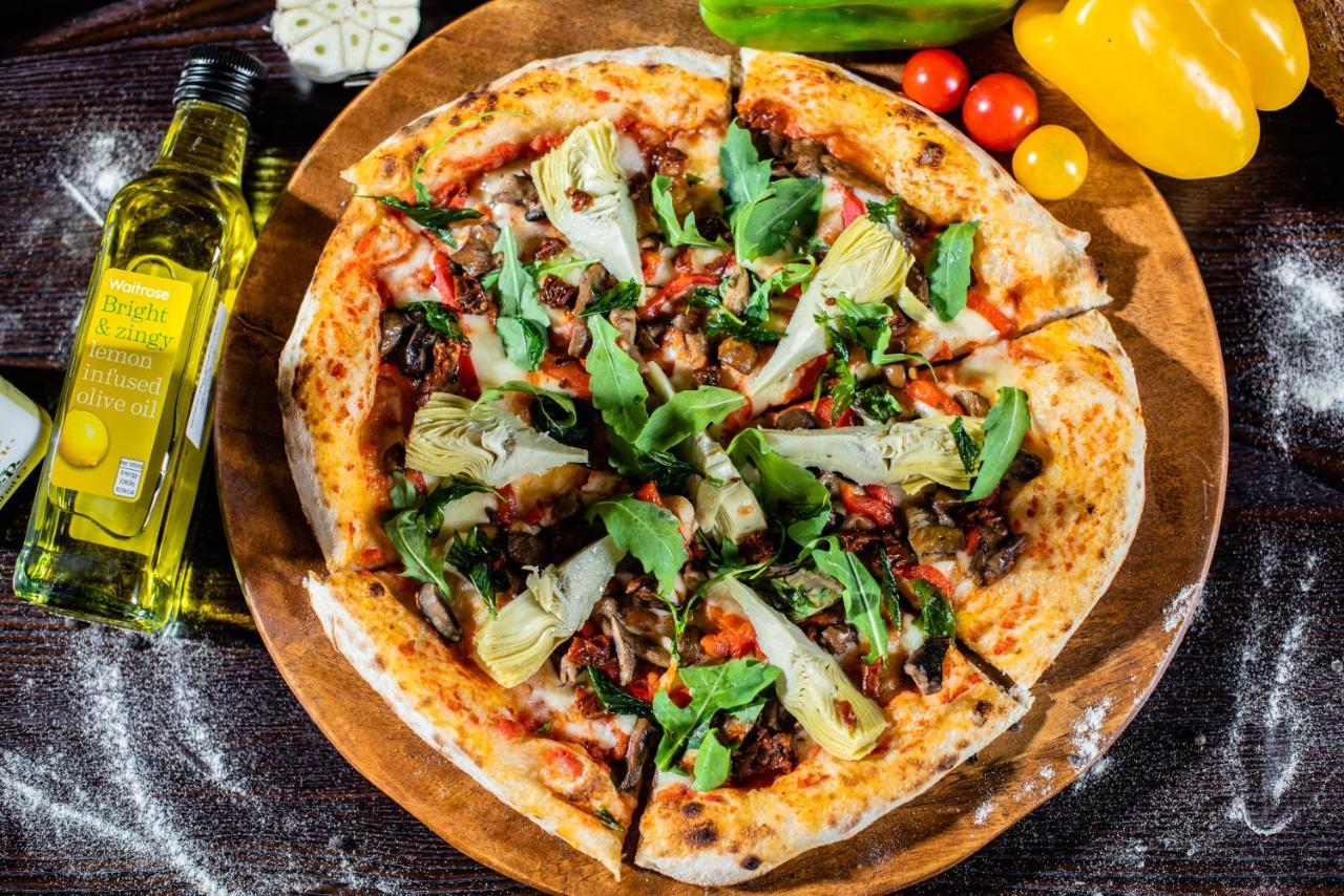 אבו דאבי Officers Club & Hotel מראה חיצוני תמונה A vegan pizza