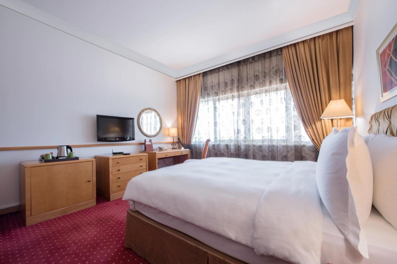 אבו דאבי Officers Club & Hotel מראה חיצוני תמונה A room at the hotel