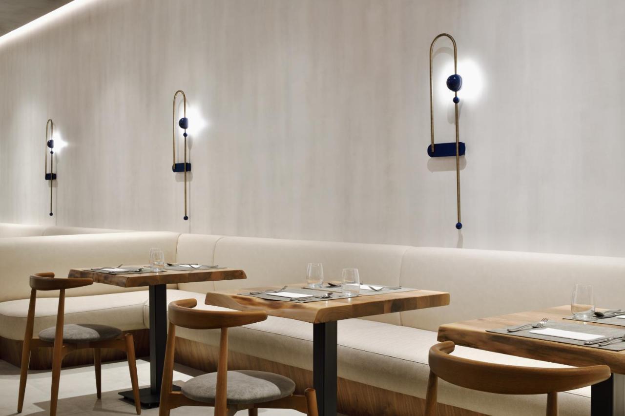 אבו דאבי Officers Club & Hotel מראה חיצוני תמונה Interior of the restaurant