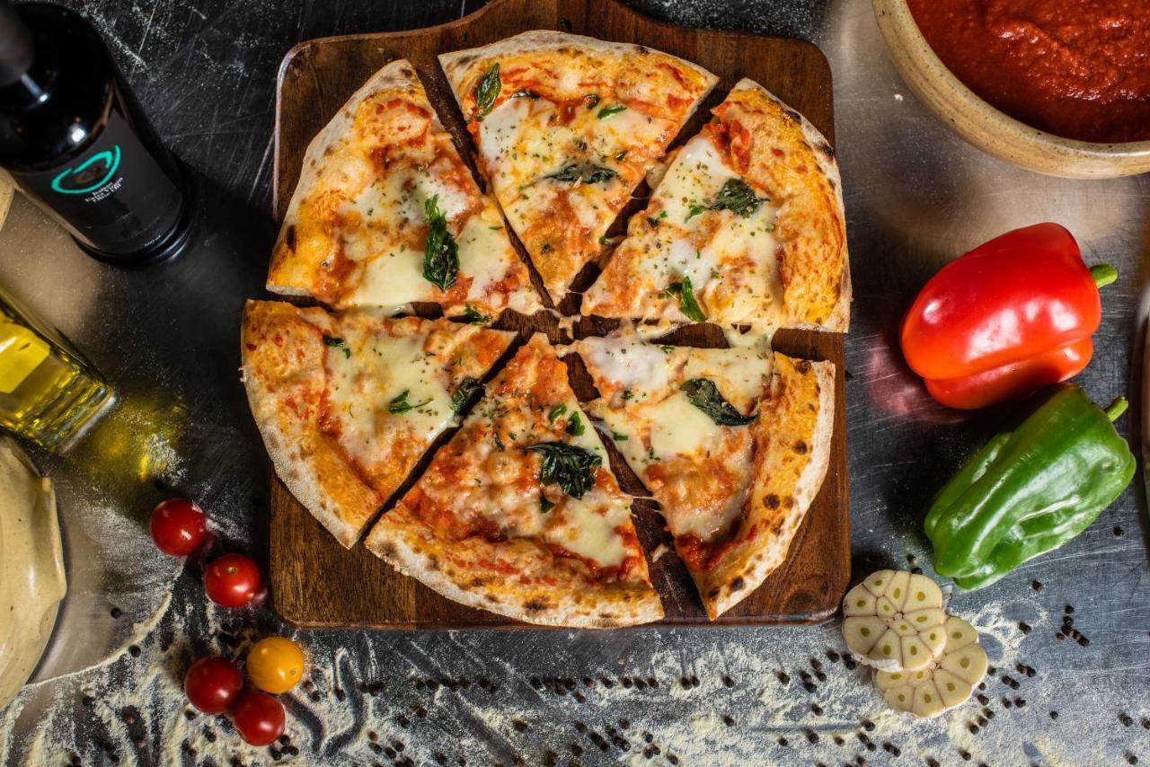 אבו דאבי Officers Club & Hotel מראה חיצוני תמונה Pizza