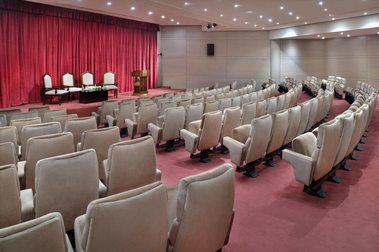 אבו דאבי Officers Club & Hotel מראה חיצוני תמונה The main auditorium