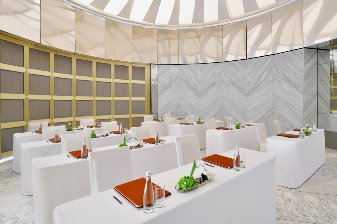 אבו דאבי Officers Club & Hotel מראה חיצוני תמונה The meeting room