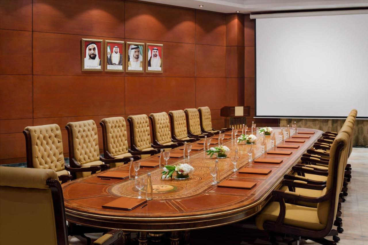 אבו דאבי Officers Club & Hotel מראה חיצוני תמונה A boardroom