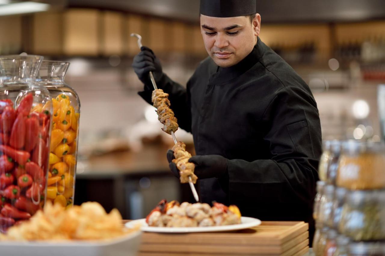 אבו דאבי Officers Club & Hotel מראה חיצוני תמונה A chef preparing food