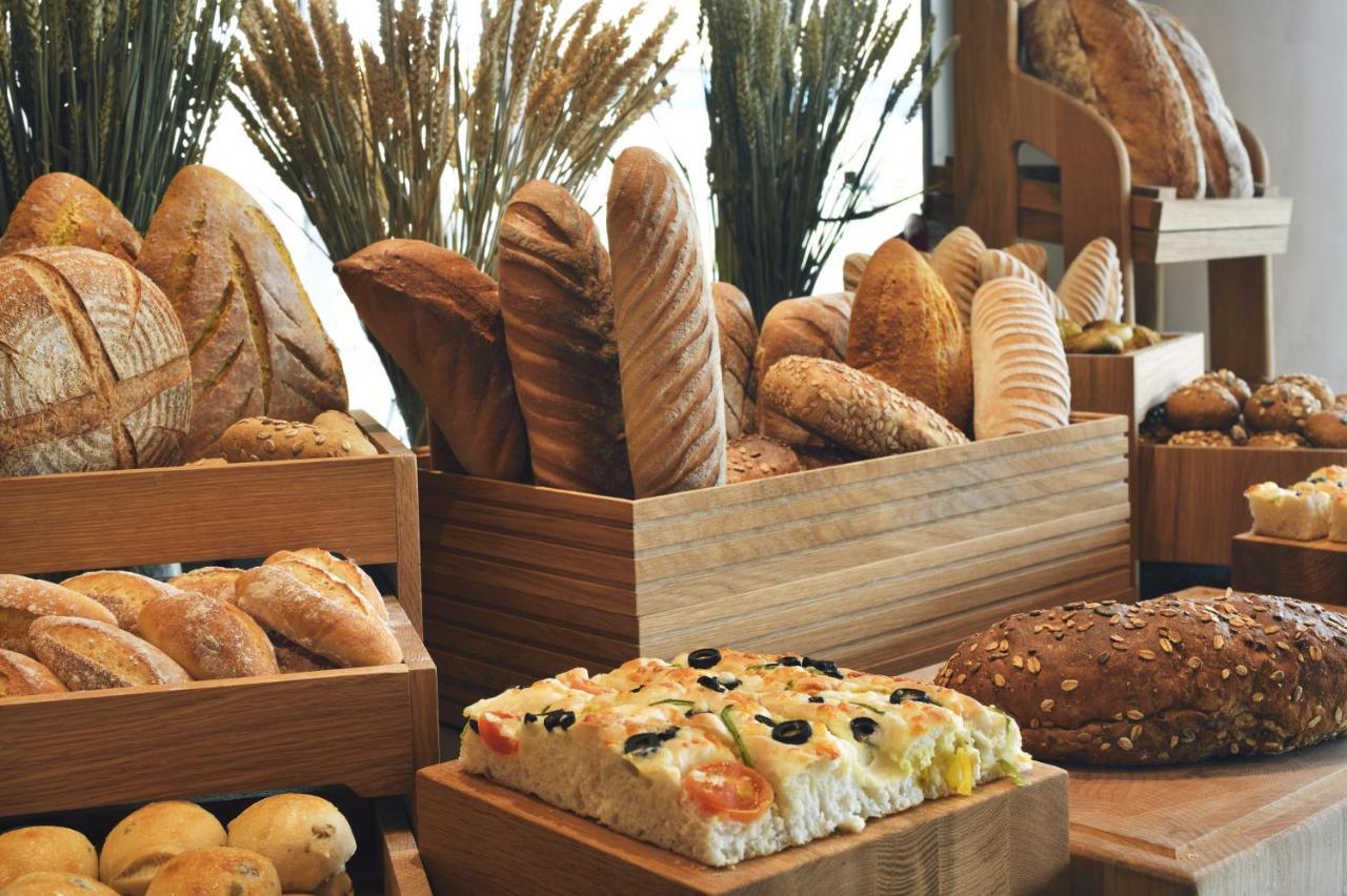 אבו דאבי Officers Club & Hotel מראה חיצוני תמונה Bread