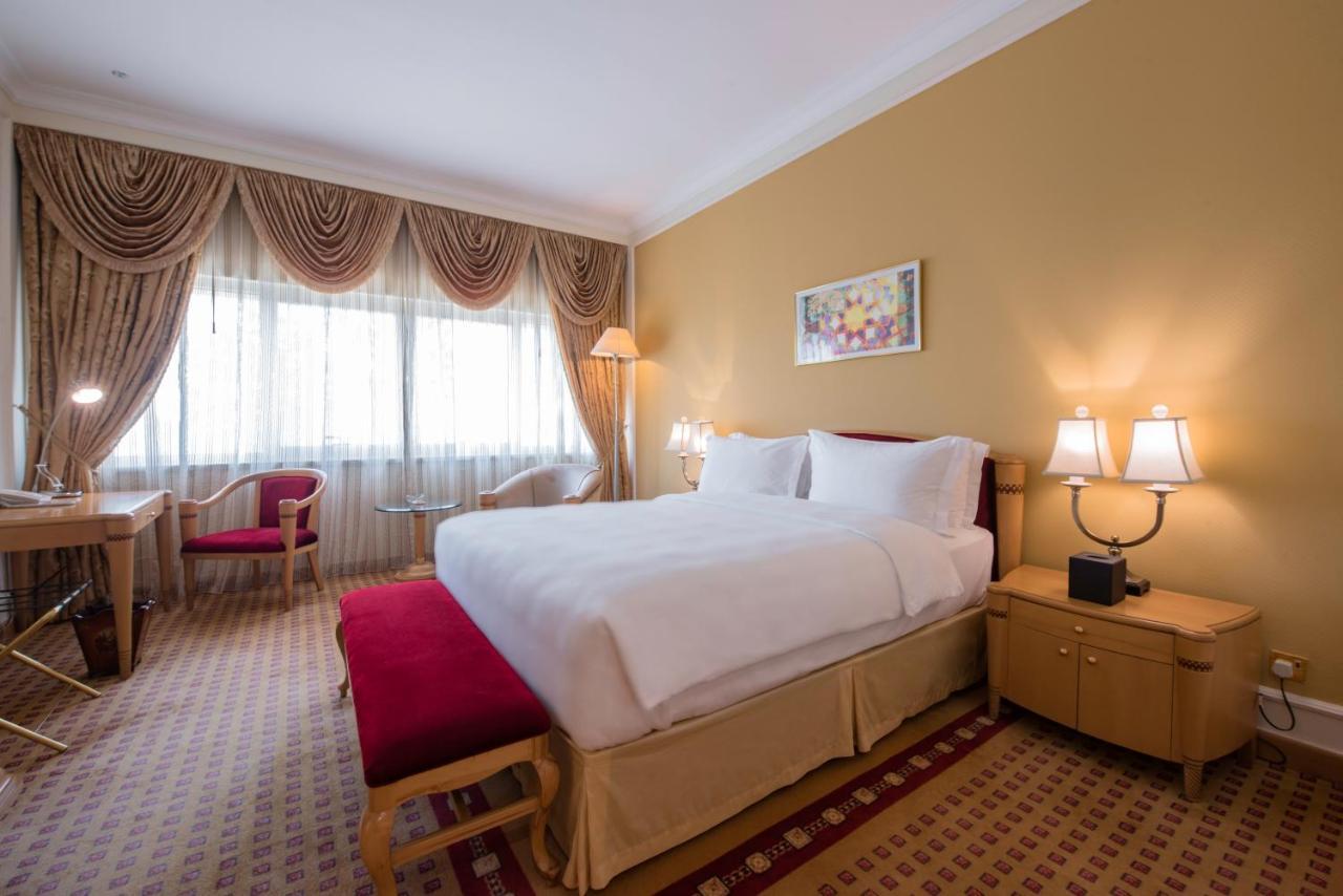 אבו דאבי Officers Club & Hotel מראה חיצוני תמונה A room at the hotel