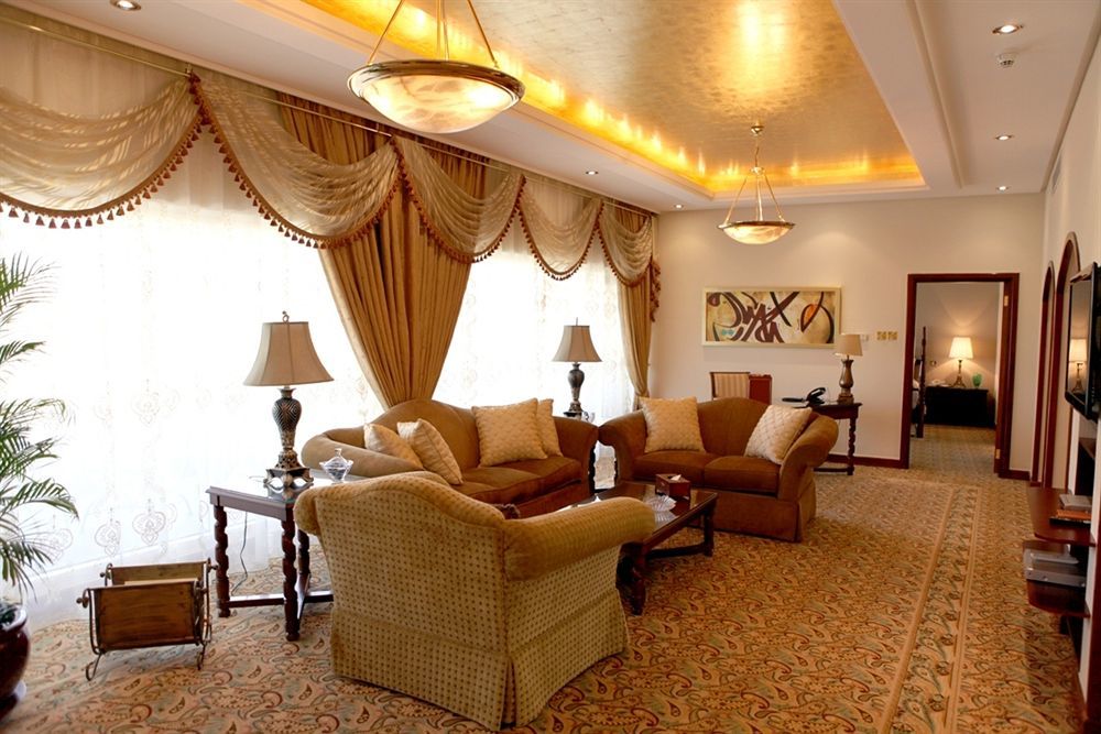אבו דאבי Officers Club & Hotel מראה חיצוני תמונה A living room