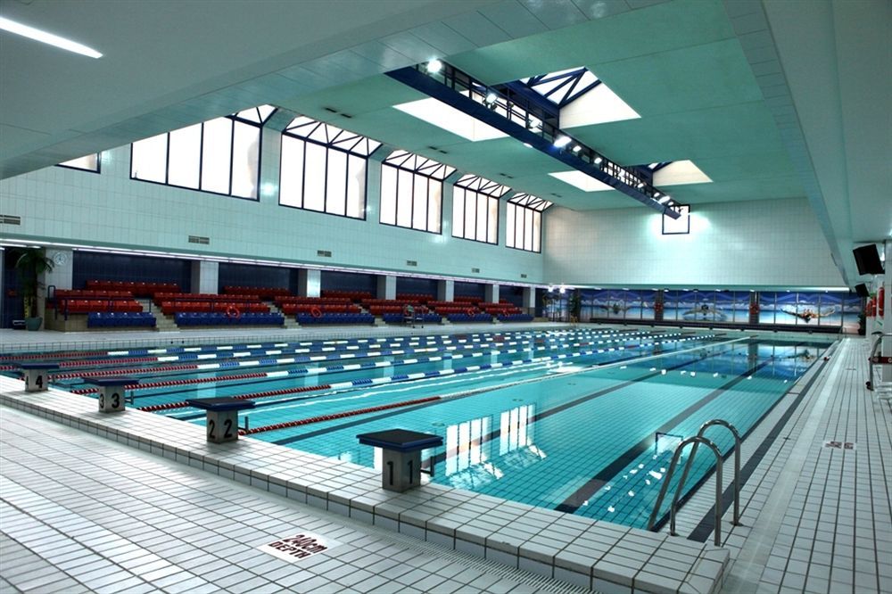 אבו דאבי Officers Club & Hotel מראה חיצוני תמונה The swimming pool