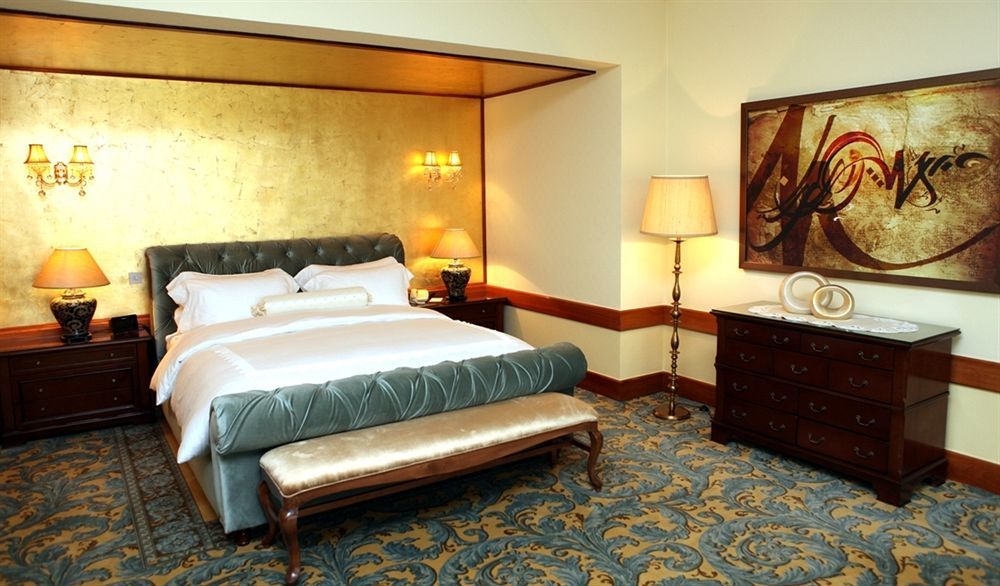 אבו דאבי Officers Club & Hotel מראה חיצוני תמונה A bedroom at the hotel