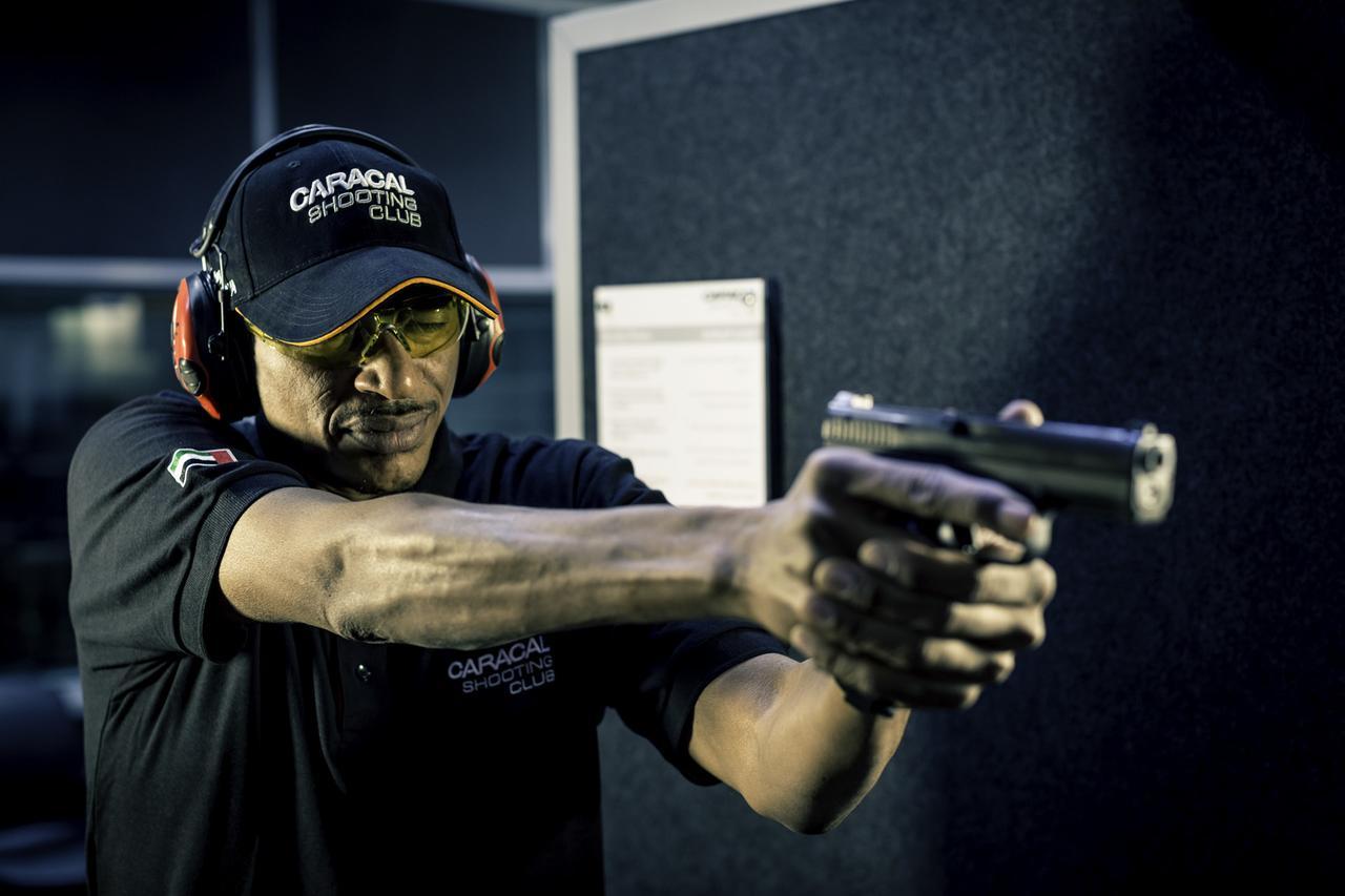 אבו דאבי Officers Club & Hotel מראה חיצוני תמונה A shooter in the 2012 ISSF World Cup
