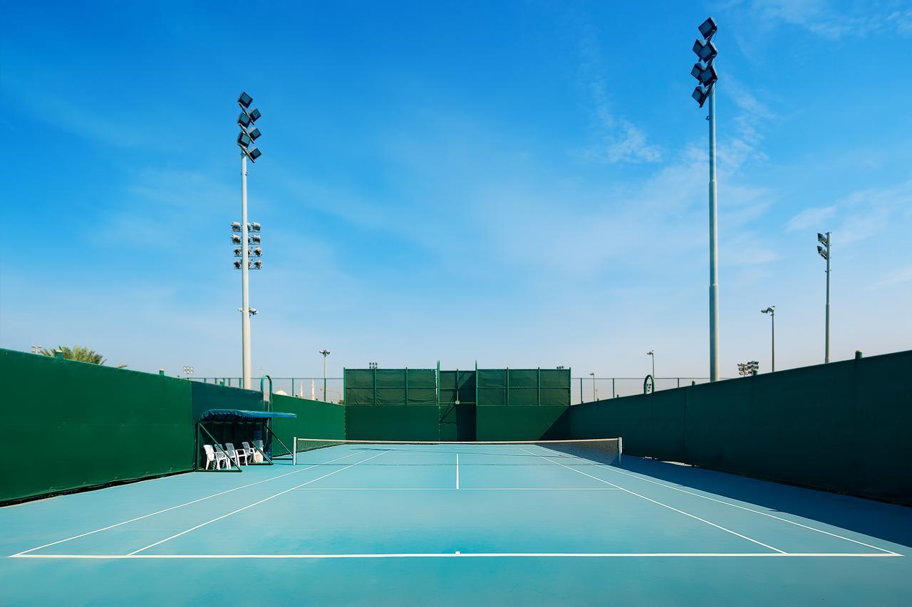 אבו דאבי Officers Club & Hotel מראה חיצוני תמונה Tennis court at the complex