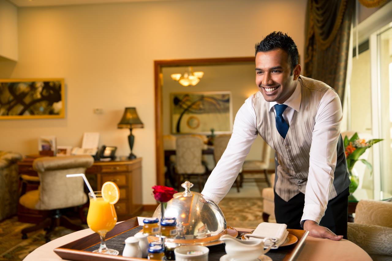 אבו דאבי Officers Club & Hotel מראה חיצוני תמונה A room service attendant