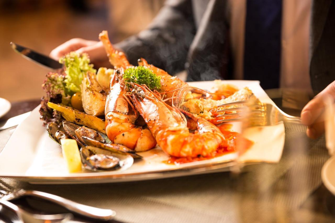 אבו דאבי Officers Club & Hotel מראה חיצוני תמונה A seafood platter