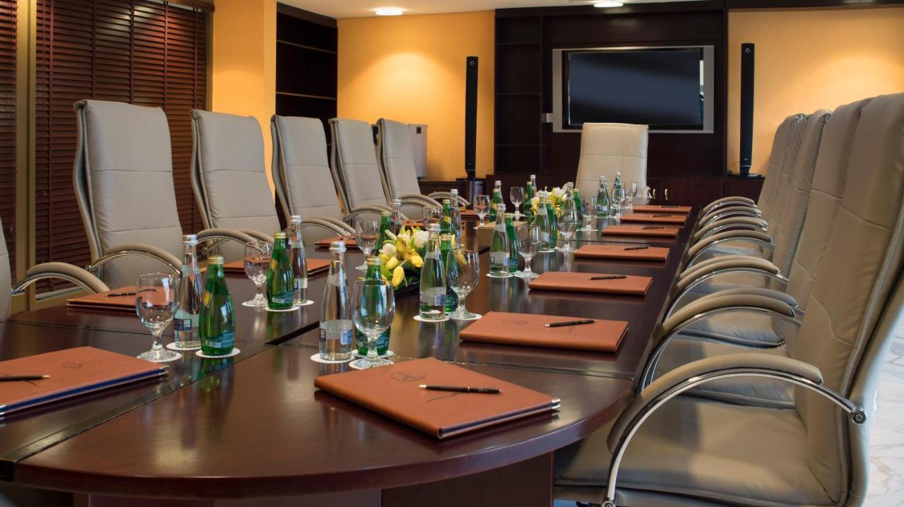 אבו דאבי Officers Club & Hotel מראה חיצוני תמונה A boardroom