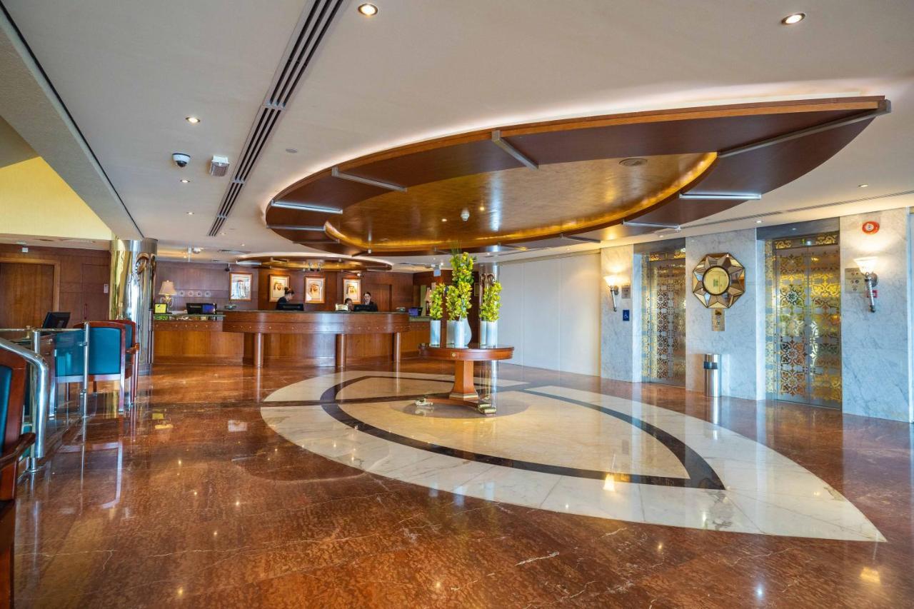 אבו דאבי Officers Club & Hotel מראה חיצוני תמונה The lobby of the hotel